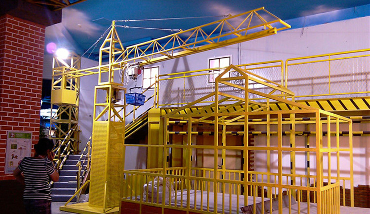阿瓦提社区安全塔吊模拟体验