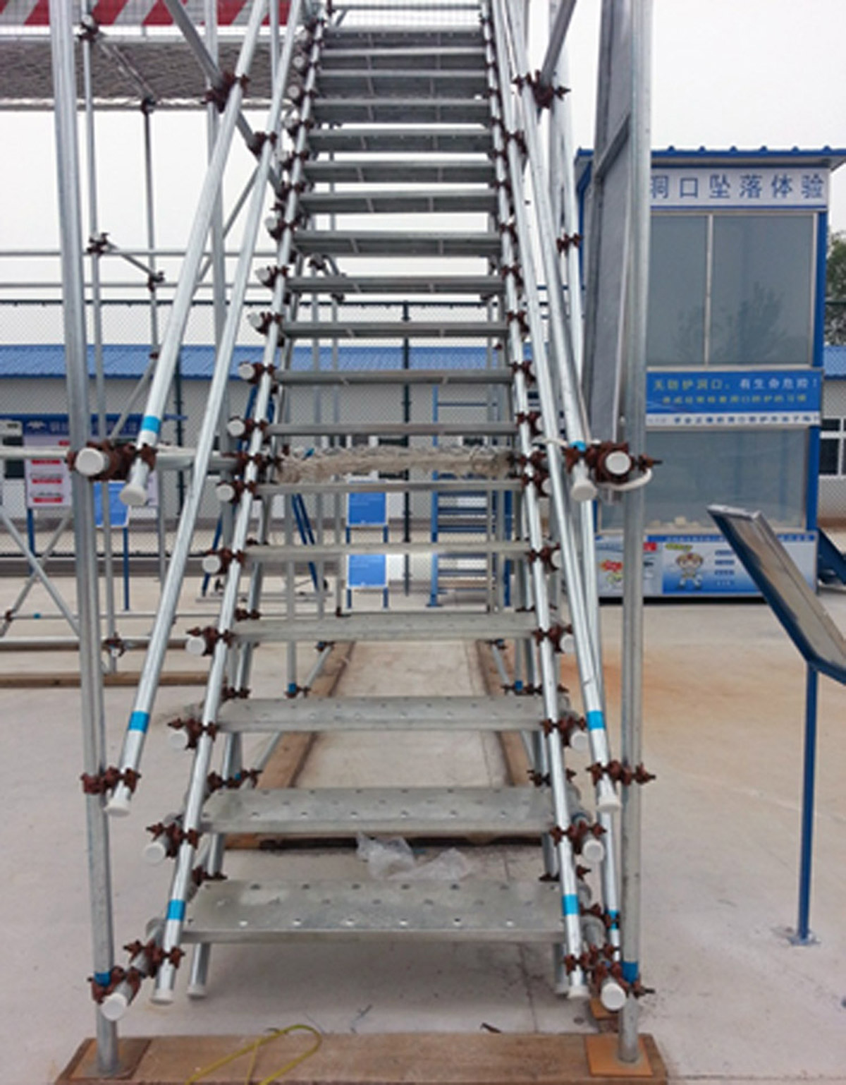 河东社区安全标准楼梯体验