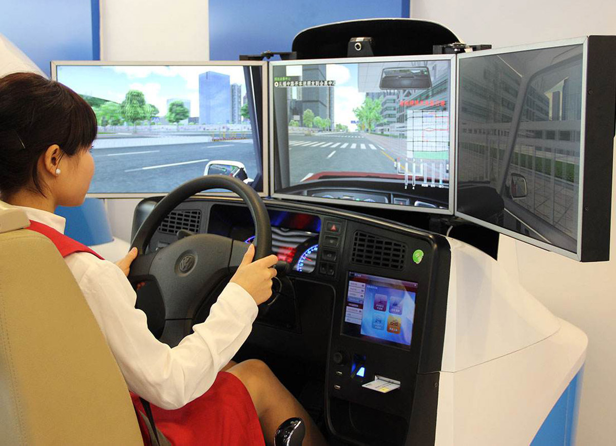 社区安全三屏汽车模拟驾驶器现场体验.jpg